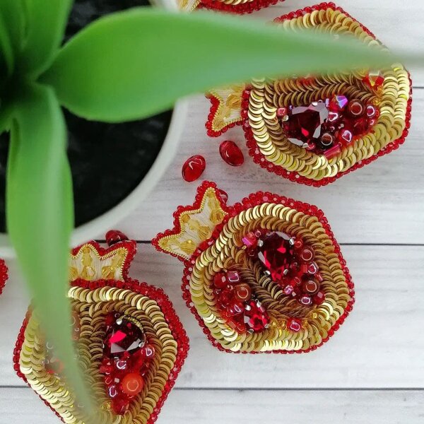 Брошь ручной работы "Гранат"