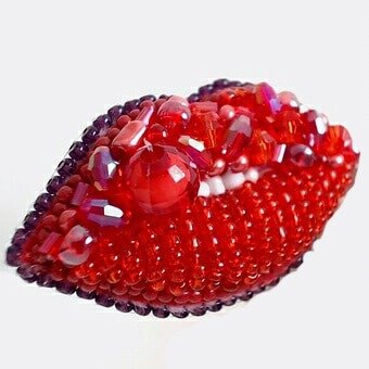 Брошь 946/1, губы красные