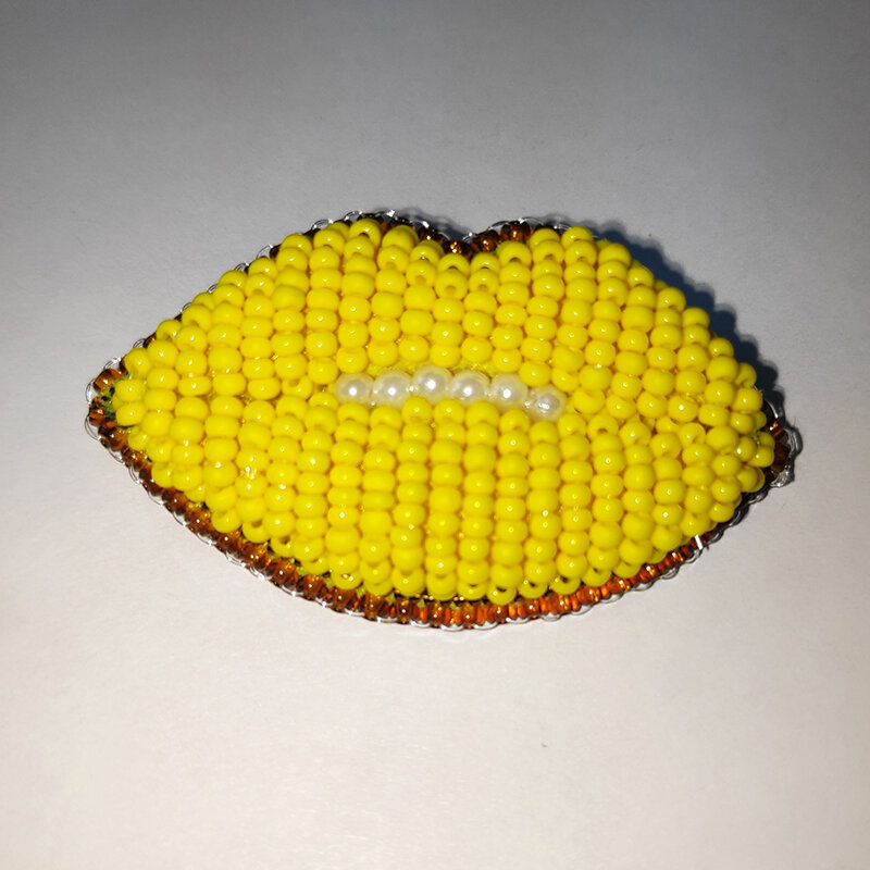 Брошь губы 3д, желтый