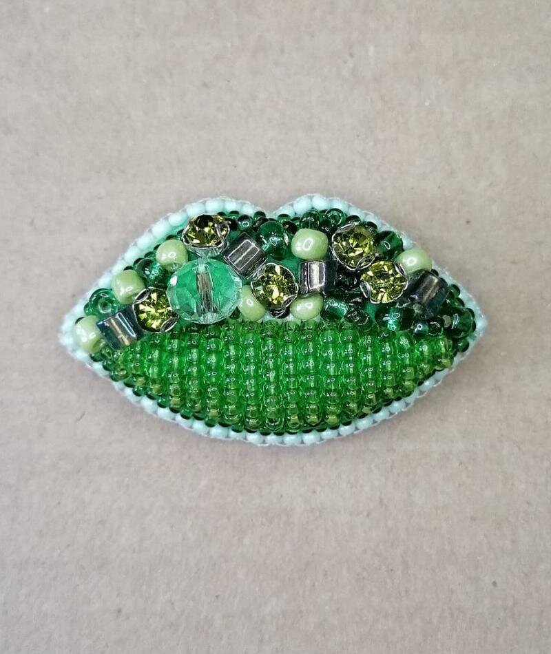 Брошь 955, губы зеленый